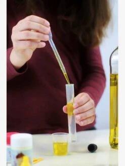 Chimie Sans Danger - 150 Expériences Buki Bleu - Buki -Magasin De Produits Tendance Pour Bébés chimie sans danger 150 experiences buki 4