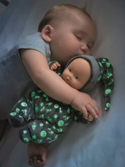 Poupée Babipouce Brille Dans La Nuit COROLLE Gris Fonce Uni Avec Decor - Corolle 10 Poupée Babipouce Brille Dans La Nuit COROLLE Gris Fonce Uni Avec Decor - Corolle -Magasin De Produits Tendance Pour Bébés poupee babipouce brille dans la nuit corolle 3