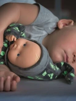 Poupée Babipouce Brille Dans La Nuit COROLLE Gris Fonce Uni Avec Decor - Corolle 11 Poupée Babipouce Brille Dans La Nuit COROLLE Gris Fonce Uni Avec Decor - Corolle -Magasin De Produits Tendance Pour Bébés poupee babipouce brille dans la nuit corolle 4